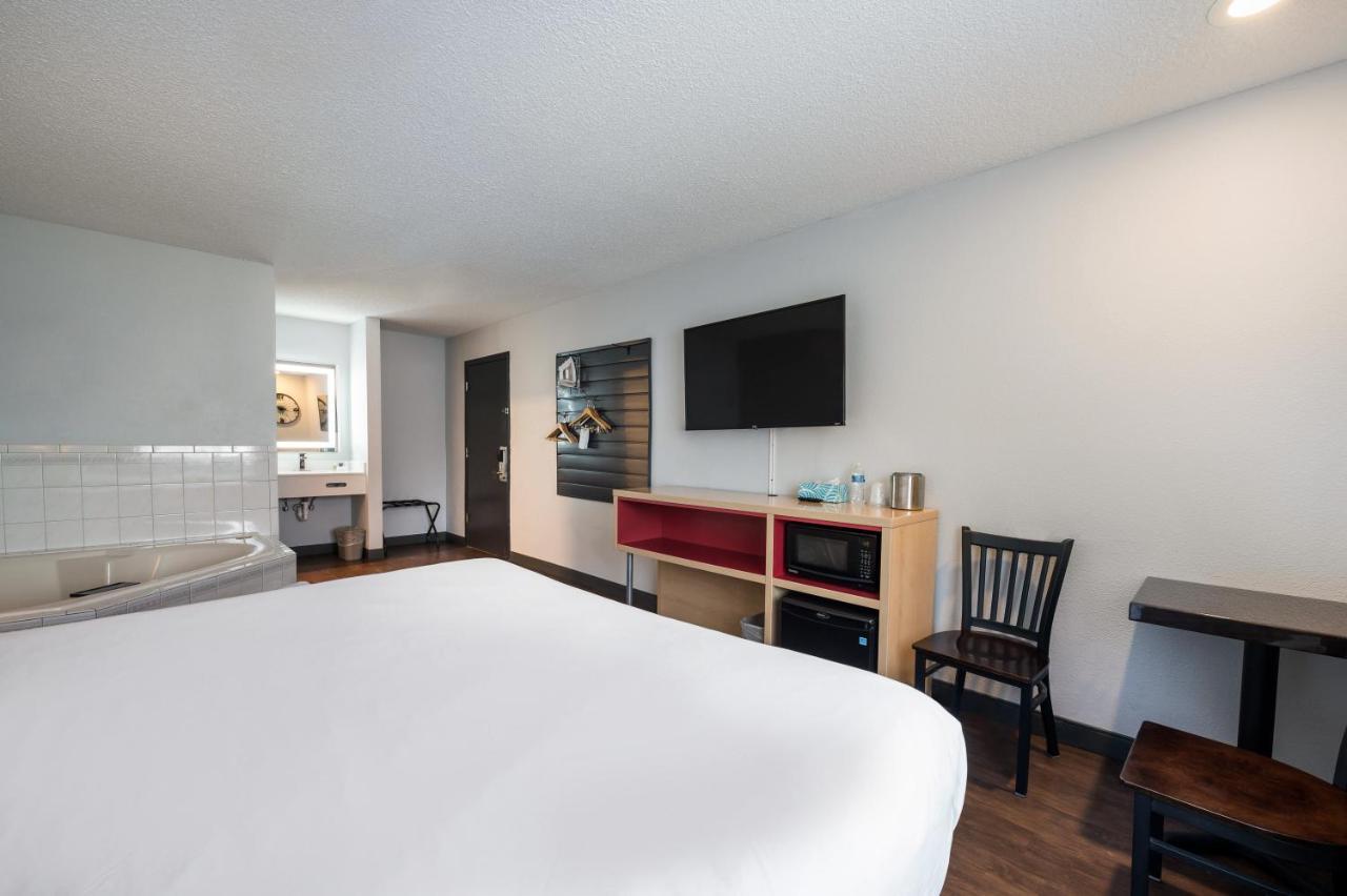 Red Lion Inn & Suites Ontario Extérieur photo