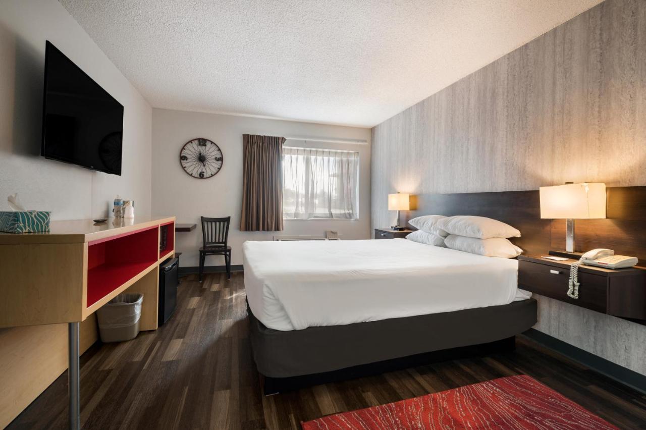 Red Lion Inn & Suites Ontario Extérieur photo